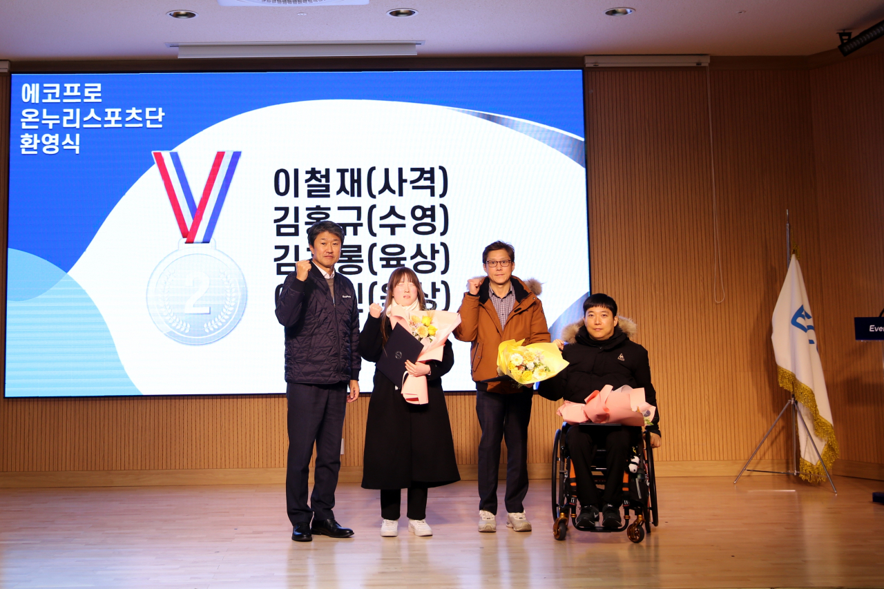 송호준(왼쪽부터) 에코프로 대표와 온누리스포츠단 이다빈(육상), 김홍규(수영), 이철재(사격) 선수가 기념 촬영을 하는 모습. [에코프로 제공]