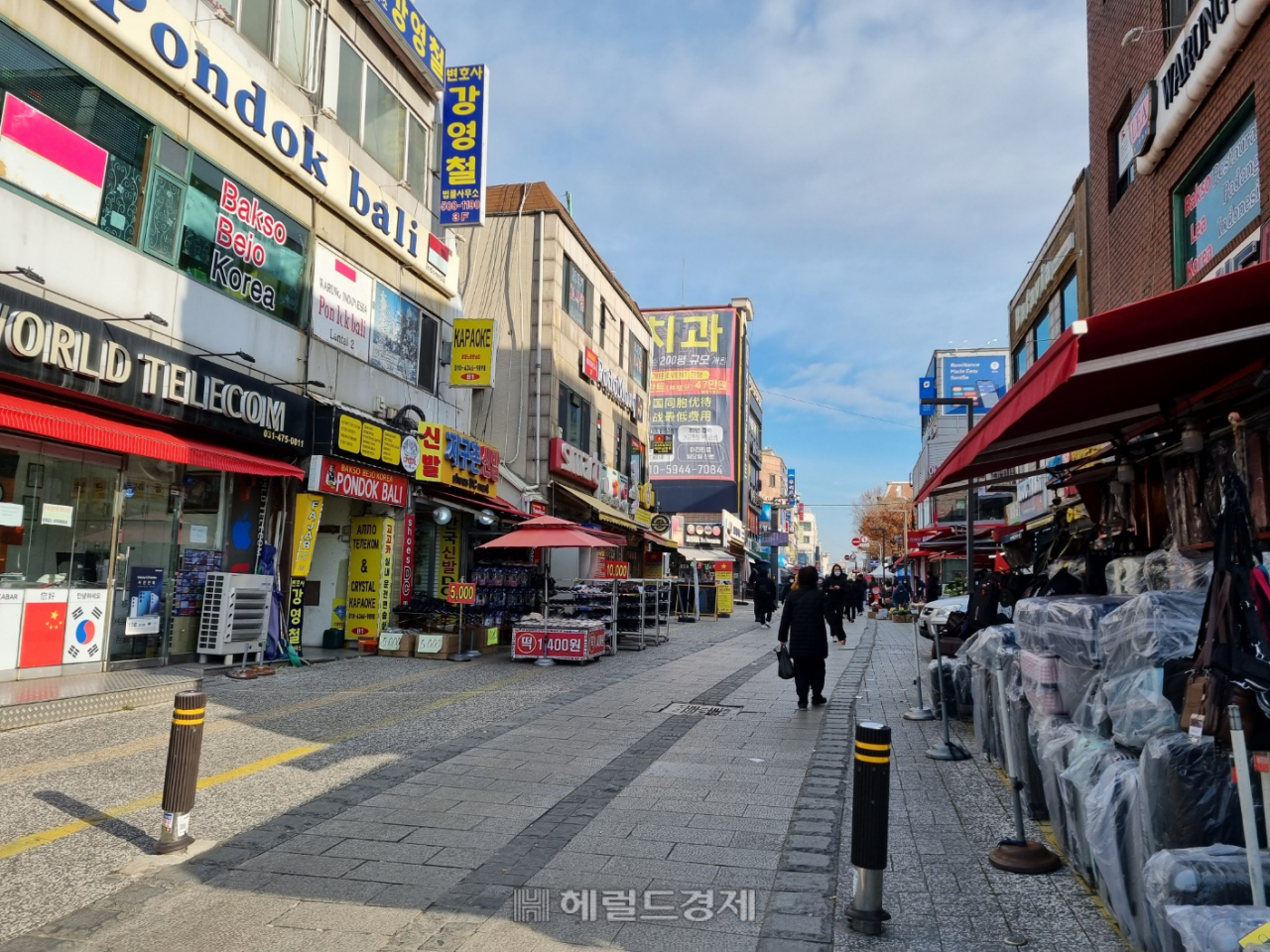 2021년 기준 국내 외국인 수 및 전체 주민 대비 외국인 비중 1위를 기록한 경기도 안산의 대표적 외국인 밀집 지역인 원곡동 다문화음식거리 모습. 거리에서 한국어를 쓰는 사람보다 외국어를 쓰는 사람을 더 많이 만날 수 있다. 옷가게, 화장품가게 등에서 일하는 점원 모두가 외국인이었다. 이민경 기자