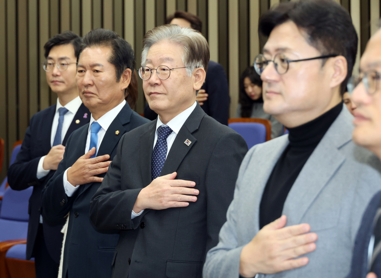이재명 더불어민주당 대표가 8일 국회에서 열린 의원총회에서 국민의례를 하고 있다. [연합]
