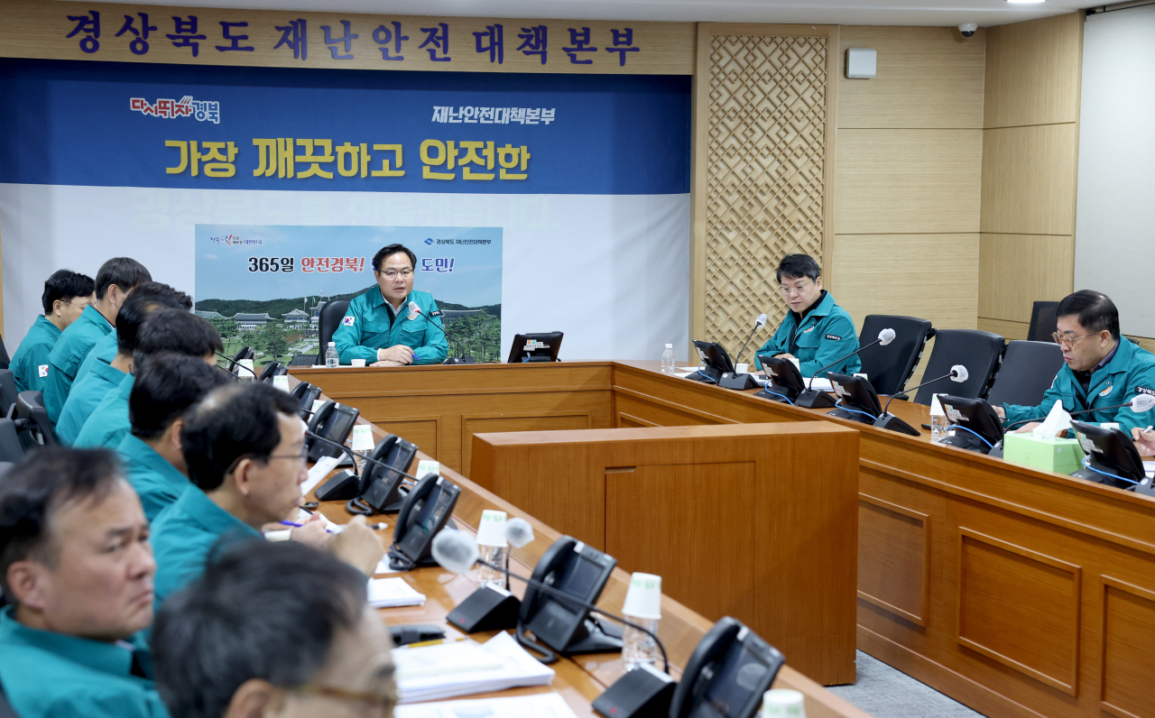 경북도는 30일 오전 경주 지진 관련 대책회의를 열고 있다.[경북도 제공]