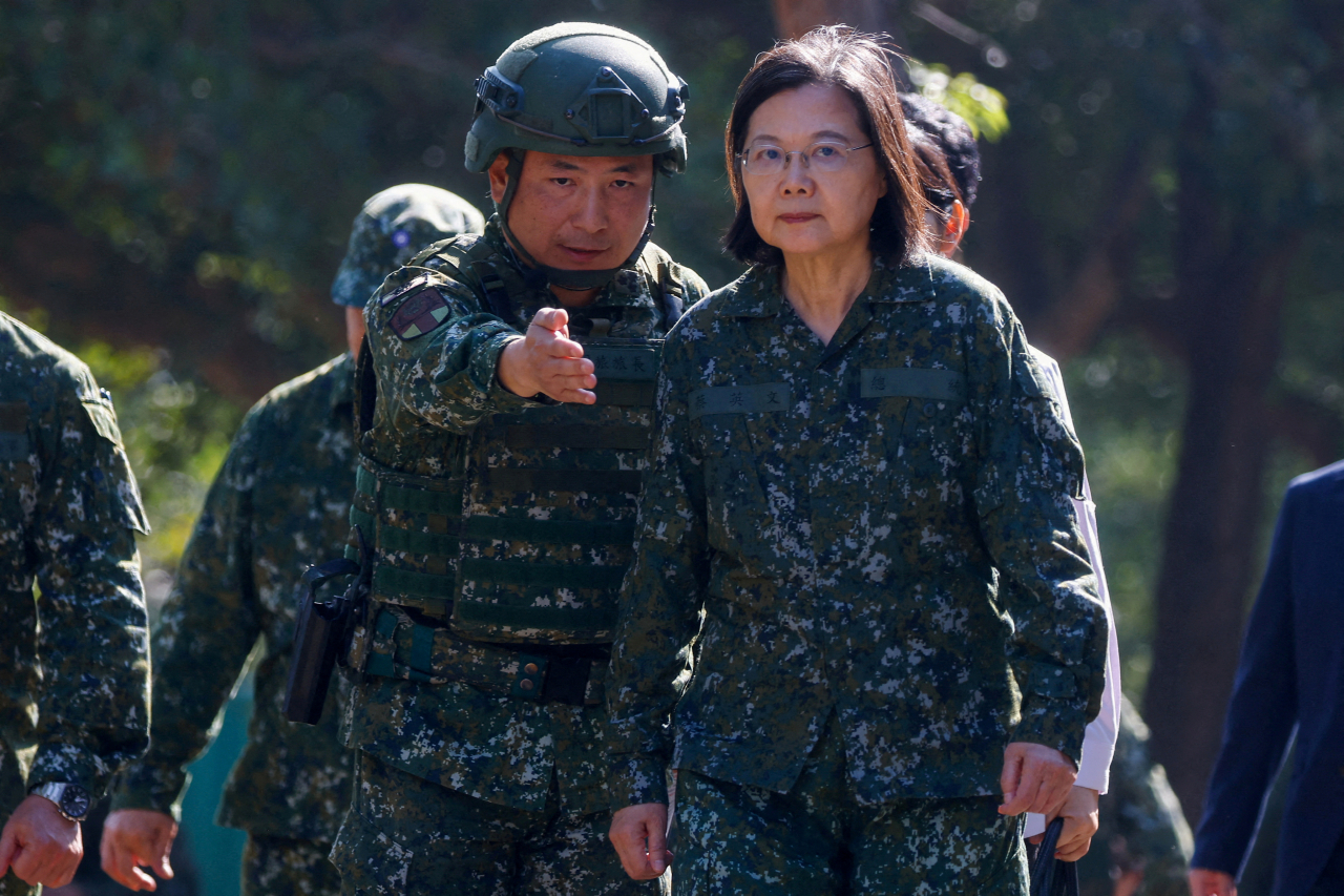 지난 23일 차이잉원 대만 총통이 군 관계자에게 설명을 듣는 모습. [로이터]