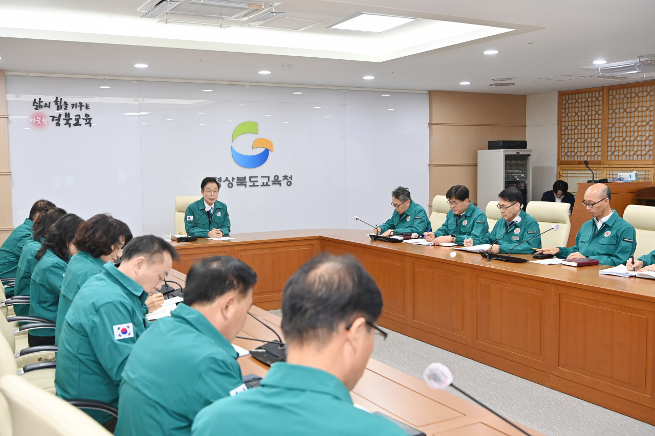 임종식 경북교육감이 30일 본청에서 경주 지진 발생 관련 긴급 상황 판단 회의를 개최하고 있다.[경북교육청 제공]