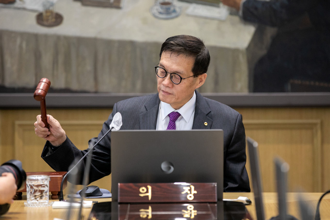 이창용 한국은행 총재가 30일 서울 중구 한국은행에서 열린 금융통화위원회에서 의사봉을 두드리고 있다. [사진공동취재단]