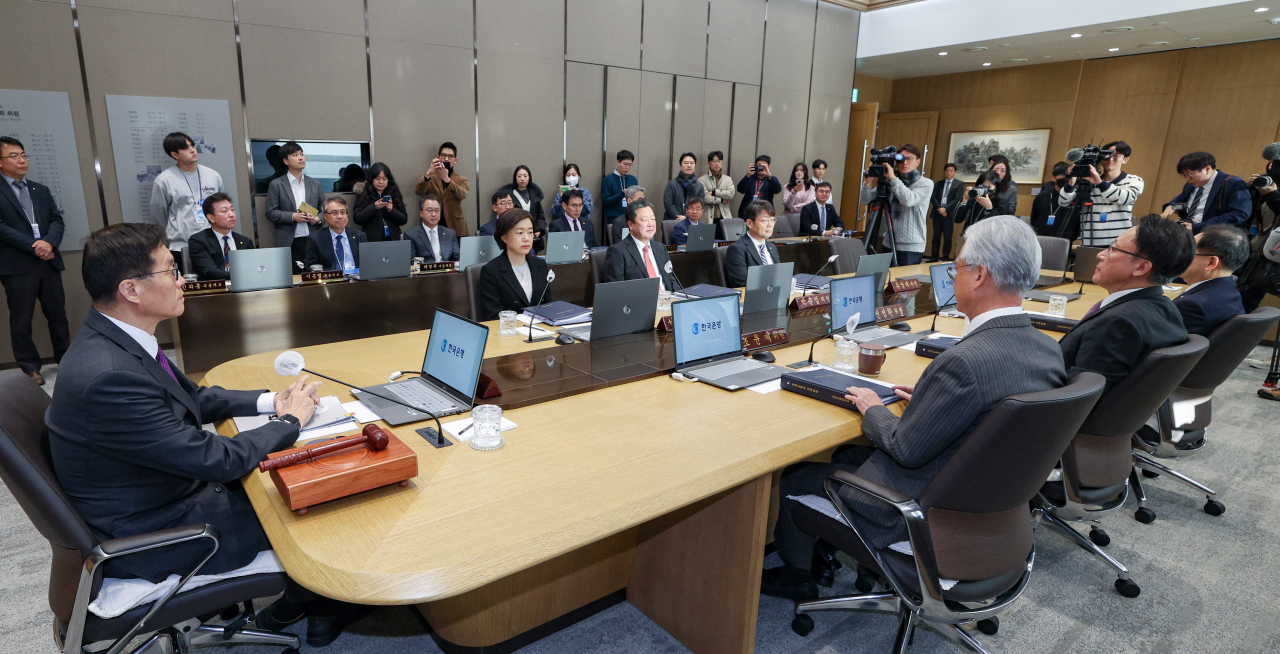 이창용 한국은행 총재가 30일 서울 중구 한국은행에서 열린 금융통화위원회 통화정책방향 결정회의를 주재하고 있다. 연합뉴스