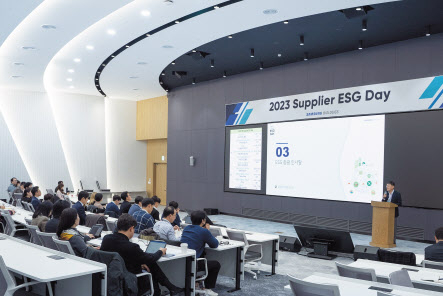 28일 인천 송도국제도시 소재 본사에서 삼성바이오로직스가 개최한 ‘공급망 ESG 데이’에서 김동중 삼성바이오로직스 경영지원센터장(CFO·부사장)이 개회사를 하고 있다. [삼성바이오로직스 제공]