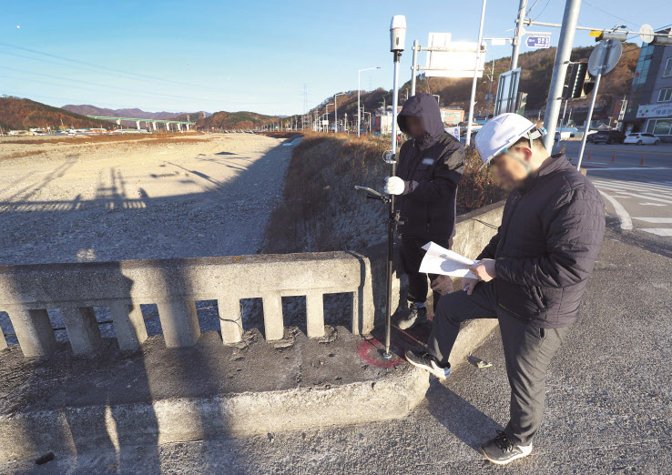 경주에서 규모 4.0의 지진이 발생한 30일 오전 경북 경주시 문무대왕면 입천리 교량에서 공사업체 관계자가 교량 흔들림이 있었는지 확인하고 있다. [연합]