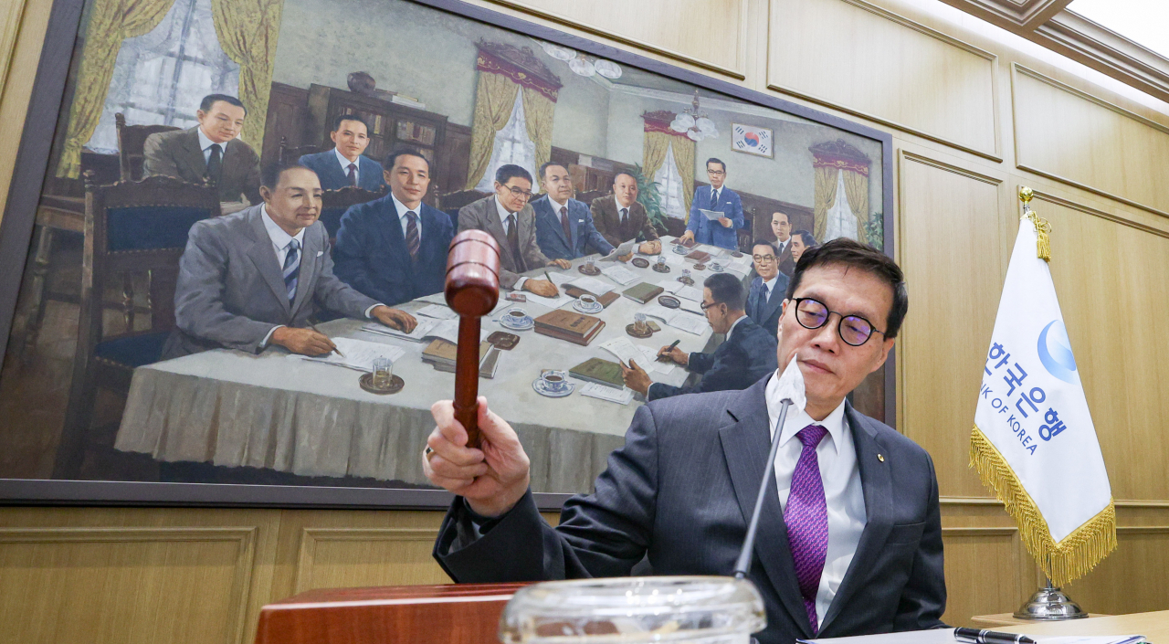 이창용 한국은행 총재가 30일 서울 중구 한국은행에서 열린 금융통화위원회 통화정책방향 결정회의에서 의사봉을 두드리고 있다. 연합뉴스