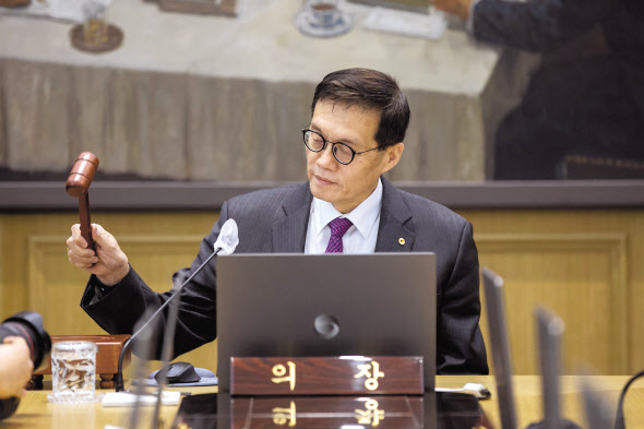 이창용 한국은행 총재가 30일 서울 중구 한국은행에서 열린 금융통화위원회에서 의사봉을 두드리고 있다. [사진공동취재단]
