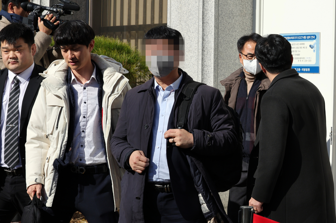 '사건브로커'에게 수사 정보를 누설한 혐의(공무상 비밀누설)로 사전구속영장이 청구된 서울경찰청 소속 현직 경찰관이 30일 낮 광주지방법원에서 열린 구속 전 피의자 심문(영장실질심사)을 마친 뒤 검찰 호송차로 이동하고 있다.[연합]