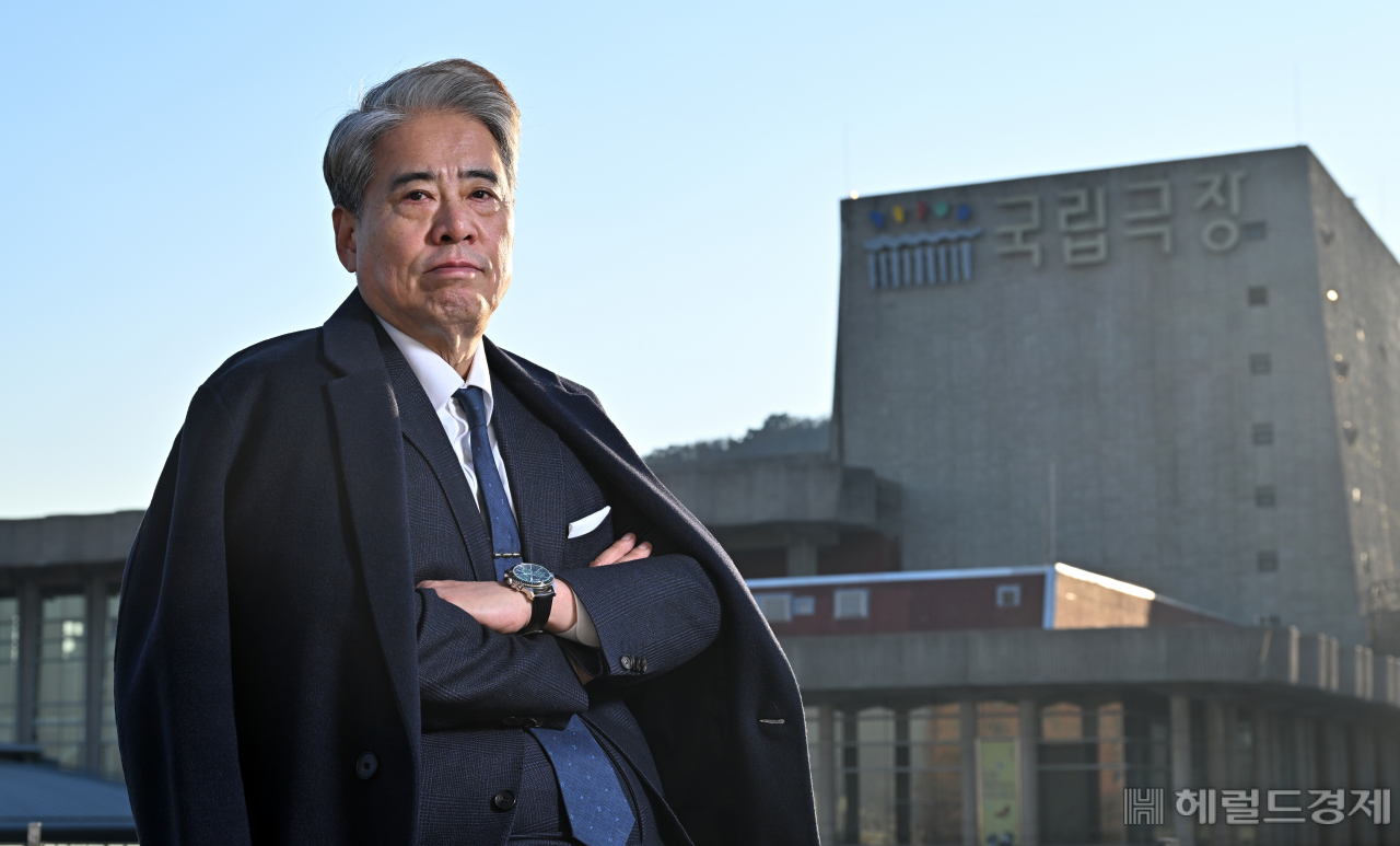 박인건 국립극장장은 1987년 예술의전당을 시작으로 예술행정가의 길을 걸었다. 그는 “해마다 조금씩 새롭게 달라져야 한다고 의지를 다지는 것, 머리를 맞대고 뭔가 해보겠다는 생각을 하게 만드는 것이 극장장의 역할”이라며 변화의 의지를 다졌다. 임세준 기자