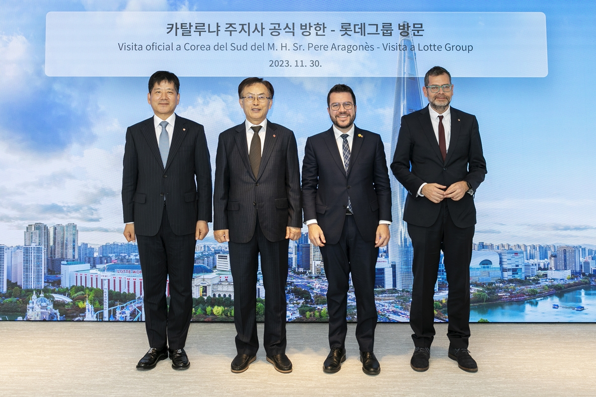 30일 잠실 롯데월드타워에서 김교현(왼쪽 두번째) 롯데그룹화학군 총괄대표 부회장, 김연섭(왼쪽 첫번째) 롯데에너지머티리얼즈 대표이사, 페레 아라고네스(오른쪽 두번째) 스페인 카탈루냐 주지사, 오리올 알코바 말라스피나 카탈루냐 산업국장 등이 기념촬영을 하고 있다.