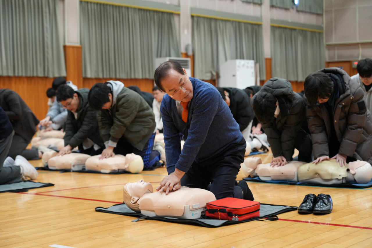 하윤수 부산시교육감이 30일 오전 부산진고등학교에서 고3 학생들과 함께 심폐소생술 교육에 참여하고 있다. [사진=부산교육청]