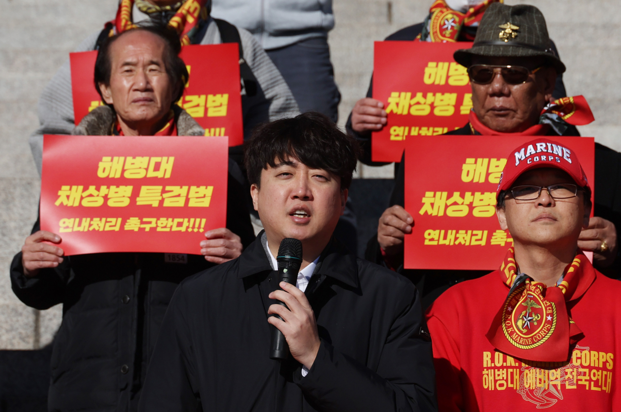 이준석 전 국민의힘 대표가 30일 국회 본관 앞에서 해병대 예비역 전국연대가 연 채상병 특검법 처리 촉구 시위에서 구호를 외치고 있다. [연합]