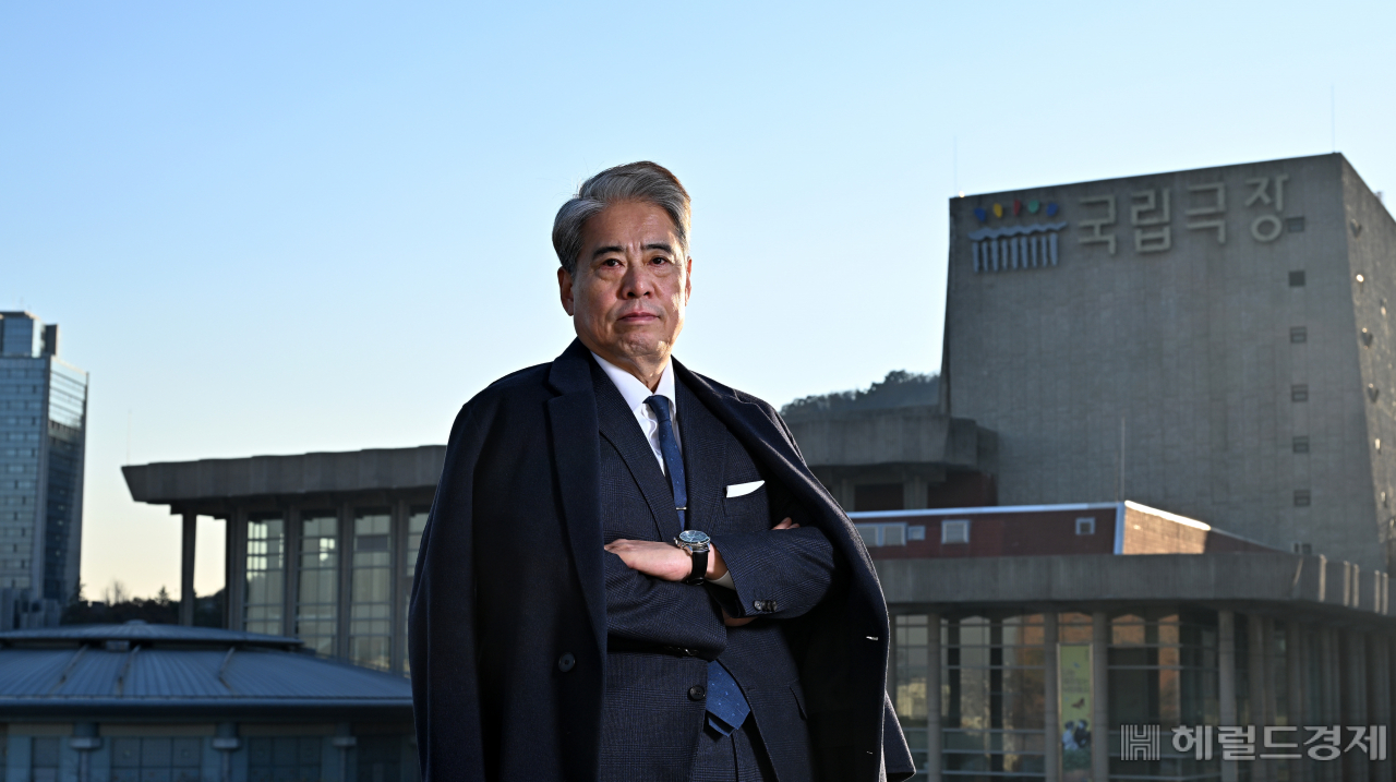 지난 3월 국립극장의 수장이 된 박인건(66) 극장장은 “공연은 서비스업”이라며 “극장이 가장 역점을 둬야할 곳에 관객과 예술가가 있다”고 말했다. 임세준 기자