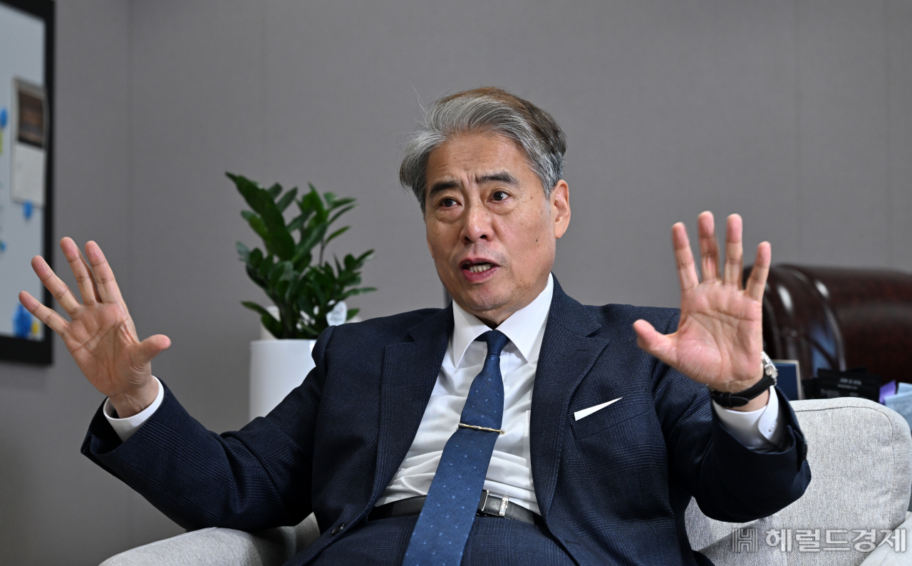 박인건 극장장이 추구하는 ‘변화의 방향성’은 명확하다. “열린 공간과 지원하는 극장”이다. 그는 “극장장 자리가 오래도록 공석이었던 만큼 부감이 컸던 것도 사실이지만, 취임과 함께 목표로 뒀던 부분에서 70~80% 정도는 긍정적인 변화가 보이고 있다”고 했다. 임세준 기자