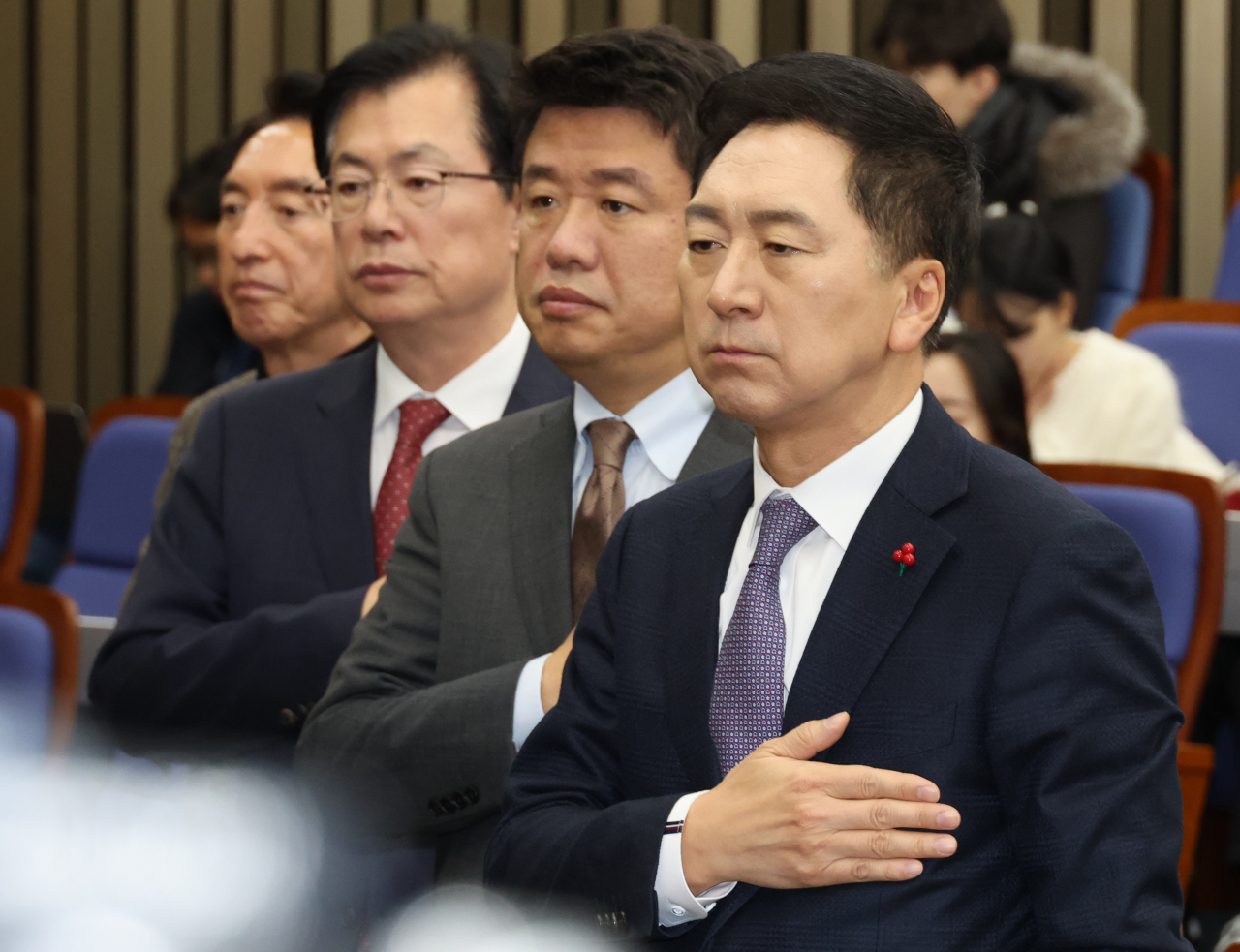 30일 국회에서 열린 국민의힘 비상 의원총회에서 김기현 대표(오른쪽) 등이 국민의례를 하고 있다. [연합]