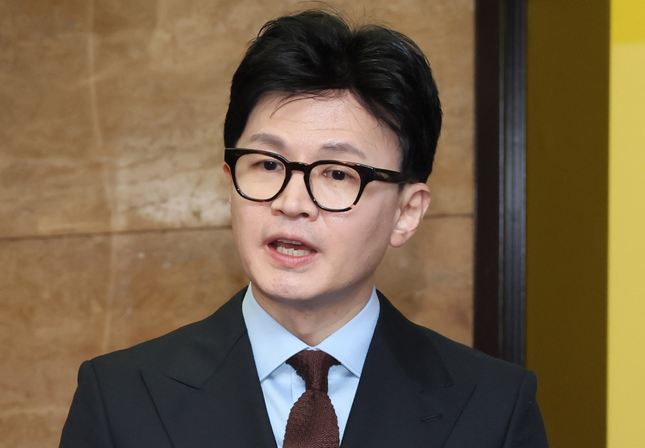 30일 오후 국회를 찾은 한동훈 법무부 장관이 취재진 질문에 답하고 있다. [연합]