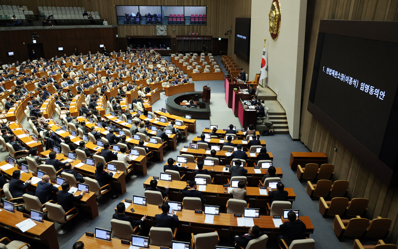 30일 국회 본회의에서 이종석 헌재소장 임명동의안 투표를 진행하고 있다. [연합]