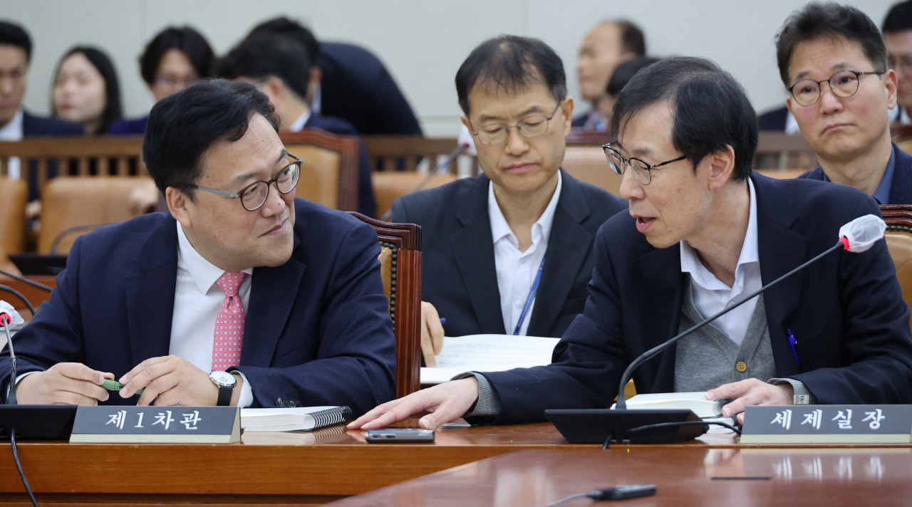 김병환 기획재정부 차관과 정정훈 세제실장이 지난 27일 국회 기획재정위원회 조세소위원회에서 대화하고 있다. [연합]