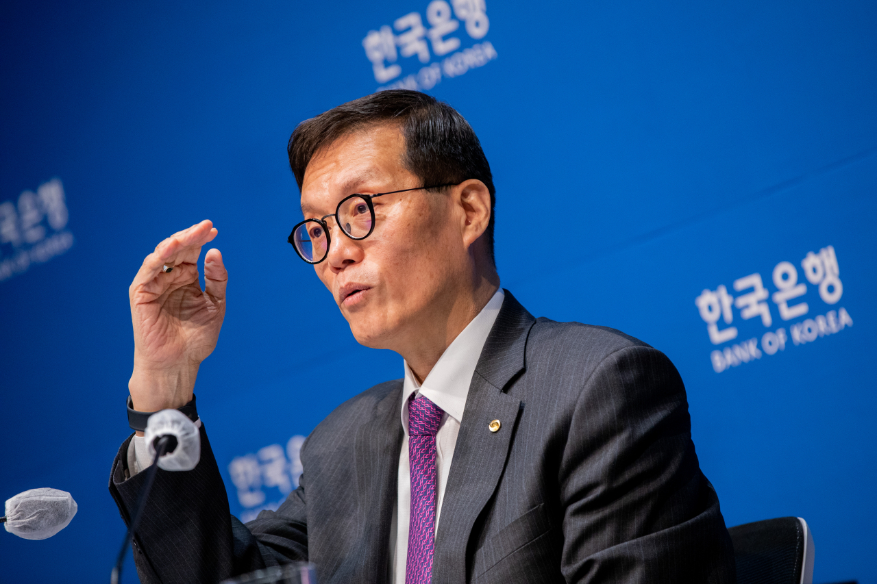 이창용 한국은행 총재가 30일 서울 중구 한국은행에서 열린 통화정책방향 기자간담회에서 취재진의 질문에 답하고 있다. [연합]