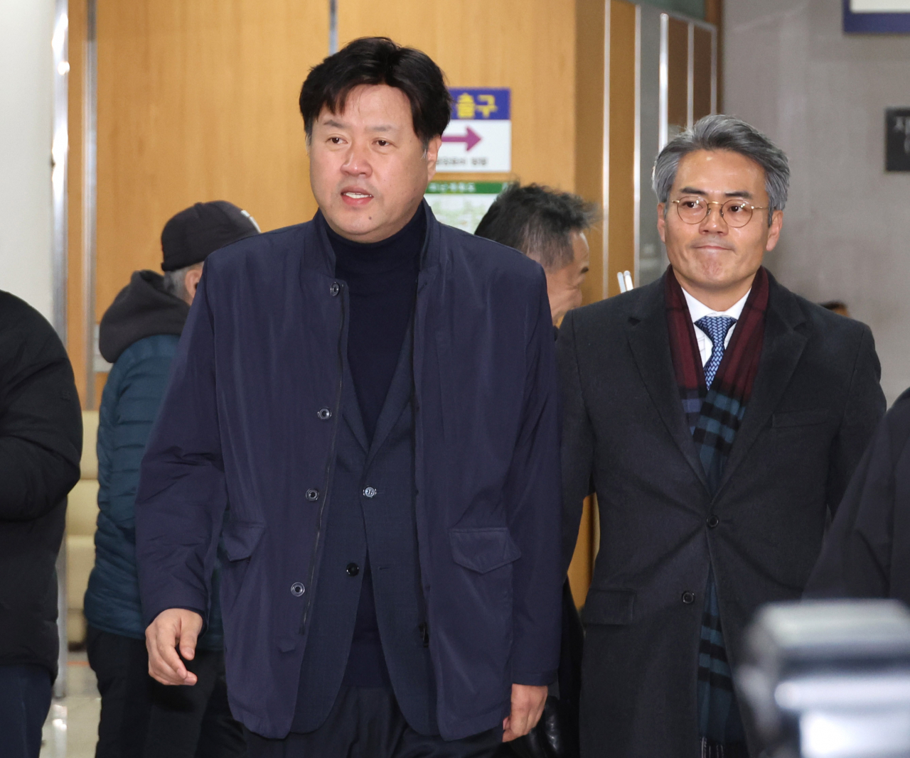 대장동 민간업자들에게서 불법 정치자금과 뇌물을 받은 혐의로 기소된 김용 전 민주연구원 부원장이 30일 오후 서울 서초동 서울중앙지법에서 열린 1심 선고 공판에 출석하고 있다. [연합]