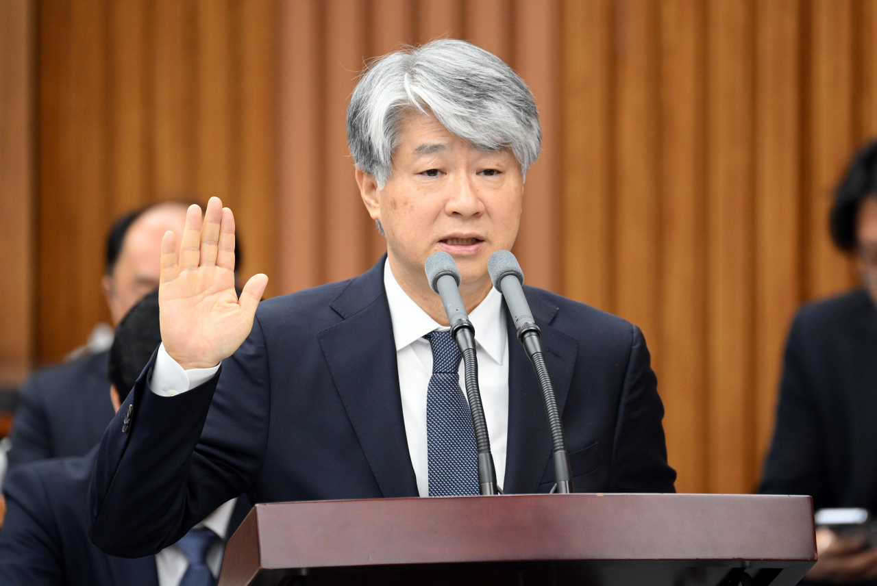 이종석 헌법재판소장 후보자가 13일 오전 서울 여의도 국회에서 열린 헌법재판소장 후보자 인사청문회에서 선서를 하고 있다. 이상섭 기자
