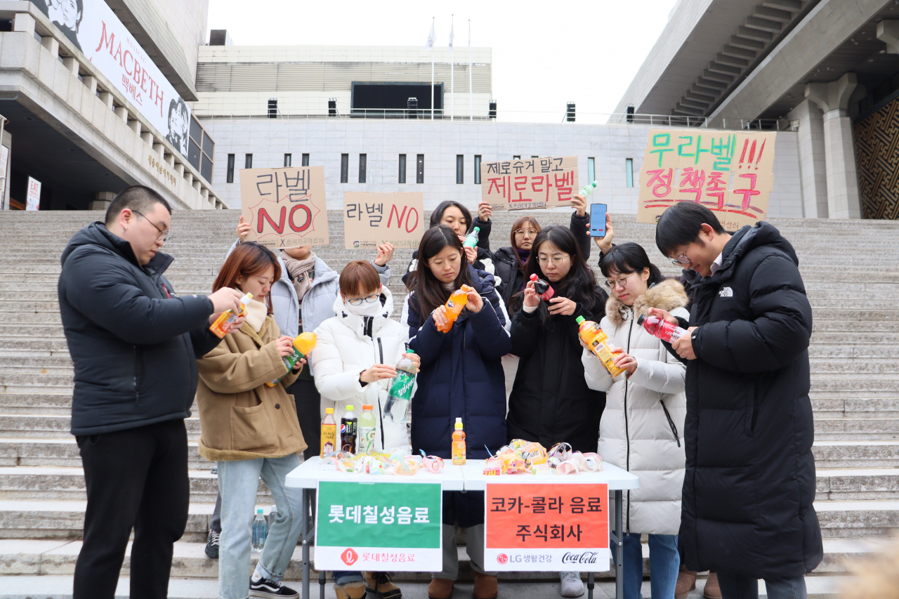 “뜯다 손톱 빠지겠네” 툭툭 끊기는 페트병 라벨 , 이거 못 없애? [지구, 뭐래?]