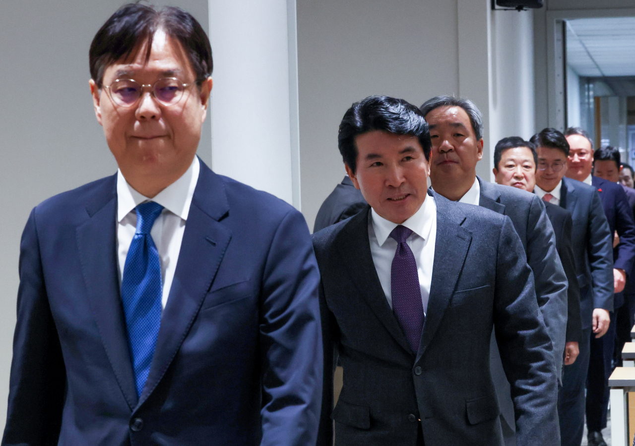 이관섭 신임 대통령실 정책실장(왼쪽부터), 황상무 시민사회수석, 한오섭 정무수석, 박춘섭 경제수석, 장상윤 사회수석 등이 30일 서울 용산 대통령실 청사에서 열린 김대기 대통령 비서실장의 인사 발표 브리핑에 입장하고 있다. [연합]