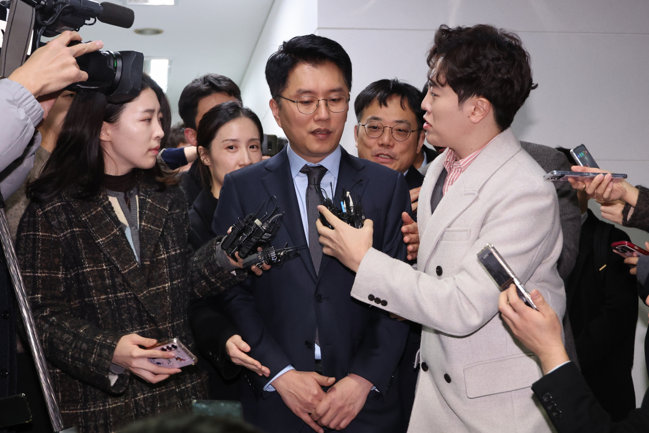 류긍선 카카오모빌리티 대표가 지난 13일 오후 서울 강남구 역삼동 전국택시연합회관에서 택시 4단체(전국택시노동조합연맹·전국민주택시노동조합연맹·전국개인택시운송사업조합연합회·전국택시운송사업조합연합회)와 간담회를 하기에 앞서 취재진의 질문에 답하고 있다. [연합]