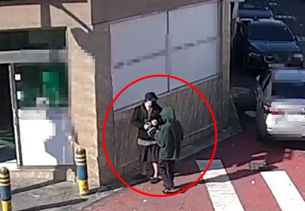 A photo of a transaction of cigarettes allegedly purchased by proxy from a suspect to a teenager (Jeju Municipal Police)