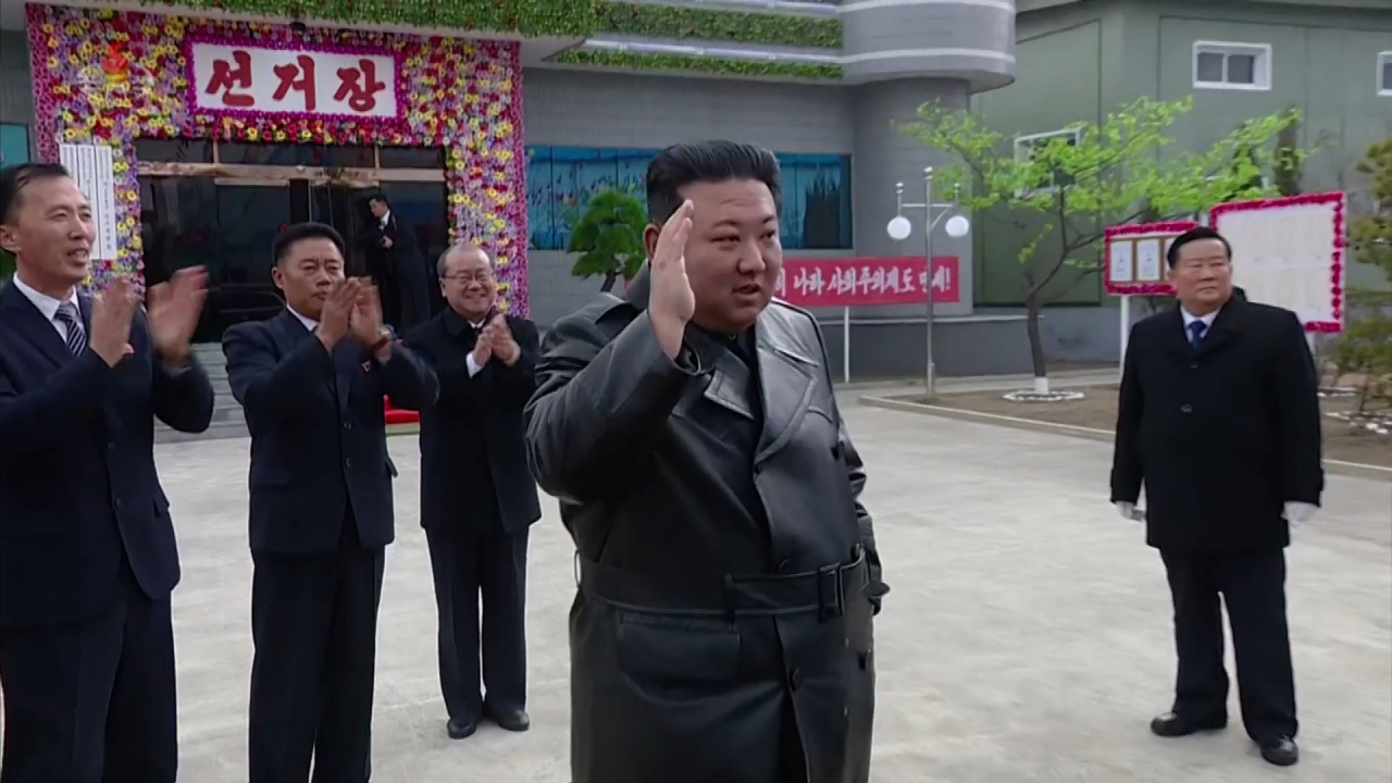 북한 김정은 국무위원장이 지난달 26일 룡성기계연합기업소에 마련된 함경남도 제55호 선거구 제26호 분구선거장의 도, 시, 군인민회의 대의원 선거에 참가한 모습(사진은 기사 내용과 관련 없음). [연합]