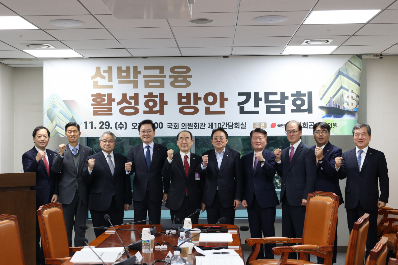 김연식(왼쪽부터) 산업은행 실장, 박종만 본부장, 양창호 해운협회 부회장, 강석훈 산업은행 회장, 정태순 해운협회 회장, 김희곤 의원, 김경배 HMM 대표이사, 안중호 팬오션 대표이사, 김성익 SK해운 대표이사, 이환구 흥아해운 사장. [해운협회 제공]