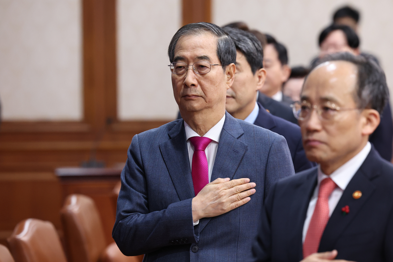 한덕수 국무총리가 1일 노란봉투법과 방송3법에 대한 재의요구안 등을 처리하기 위해 정부서울청사에서 열린 임시국무회의에서 국기에 경례하고 있다. [연합]