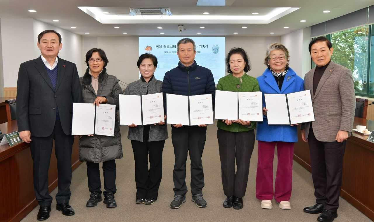 담양군은 슬로시티의 철학과 가치를 널리 전파할 시민 강사 5명을 선발하고 위촉장을 수여했다