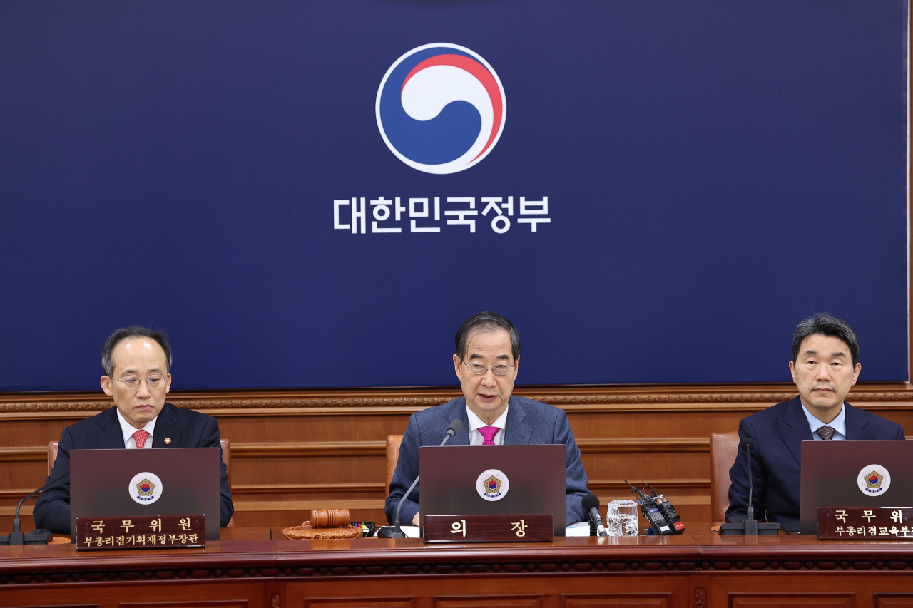 한덕수 국무총리(가운데)가 1일 노란봉투법과 방송3법에 대한 재의요구안 등을 처리하기 위해 정부서울청사에서 열린 임시국무회의에서 발언하고 있다. [연합]
