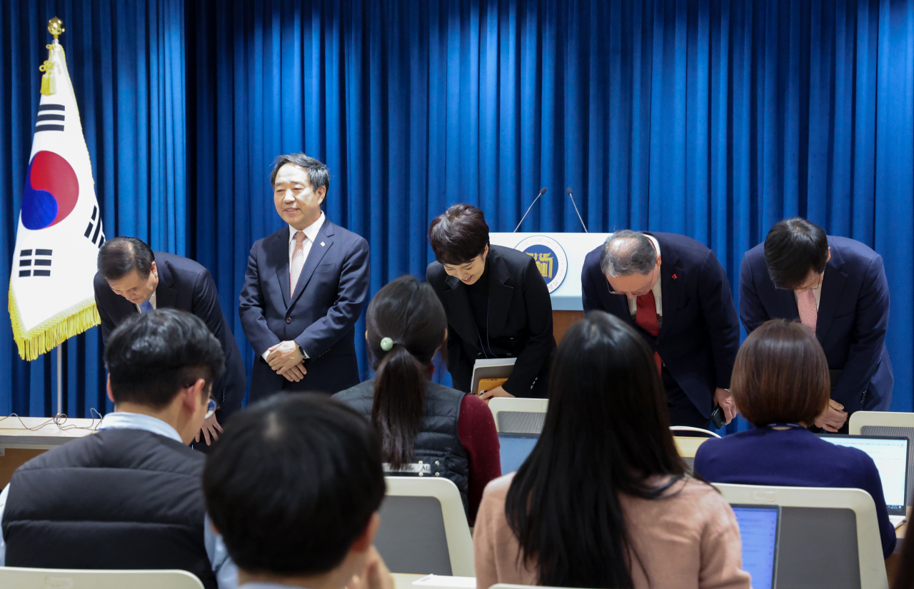 이진복 정무수석(왼쪽부터), 강승규 시민사회수석, 김은혜 홍보수석, 안상훈 사회수석, 최상목 경제수석이 지난해 11월 30일 서울 용산 대통령실 청사에서 열린 신임 참모 인사 발표 브리핑에 배석해 퇴임 인사를 하고 있다. [연합]