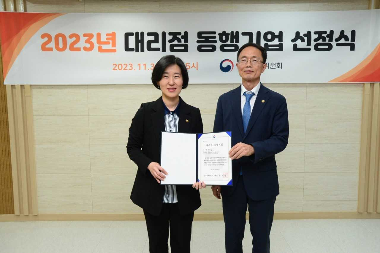 지난 11월 30일 한국공정거래조정원 대회의실에서 열린 ‘2023년 대리점 동행기업 선정식’에서 조홍선 공정거래위원회 부위원장(오른쪽)과 박은영 대상㈜ 식품BU장(왼쪽)이 기념 촬영하고 있다. [대상 제공]
