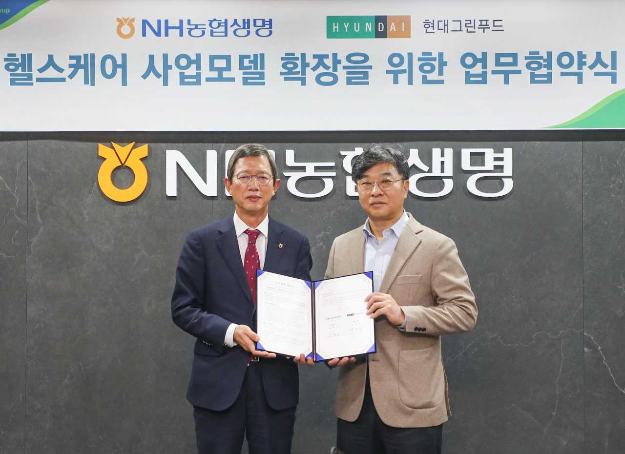 서울시 서대문구에 위치한 NH농협생명 본사에서 진행된 업무협약식에서 박홍진 현대그린푸드 사장(사진 오른쪽)과 윤해진 NH농협생명 대표이사(사진 왼쪽)가 함께 기념사진을 촬영하고 있는 모습. [현대그린푸드 제공]