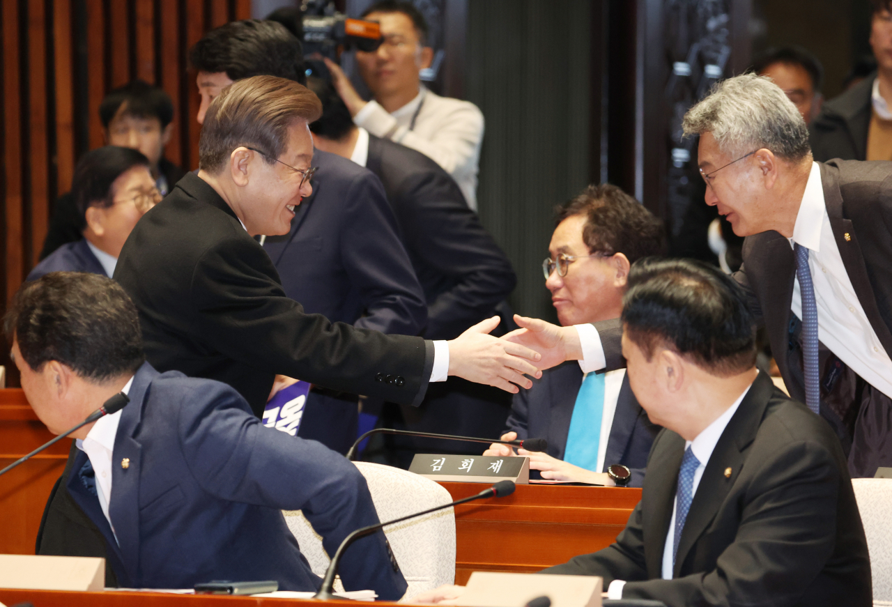 30일 국회에서 본회의 전 열린 더불어민주당 의원총회에서 이재명 대표가 동료 의원들과 인사하고 있다. [연합]