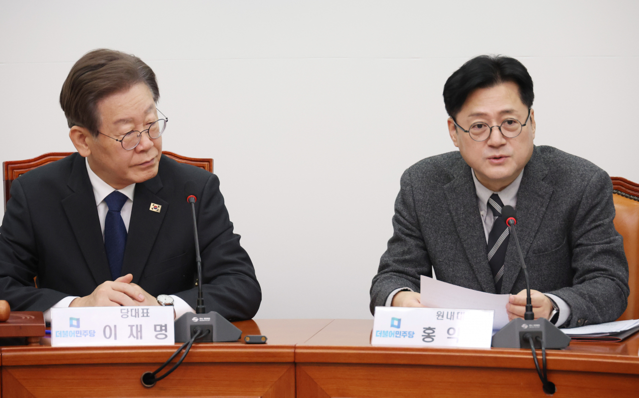 홍익표 더불어민주당 원내대표(오른쪽)가 1일 국회에서 열린 최고위원회의에서 발언하고 있다. [연합]