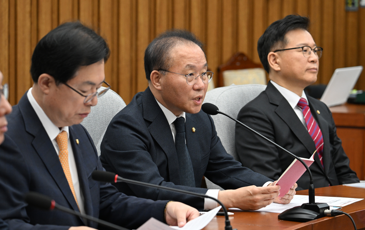 윤재옥(가운데) 국민의힘 원내대표가 1일 서울 여의도 국회에서 열린 원내대책회의에 참석해 발언하고 있다. 임세준 기자
