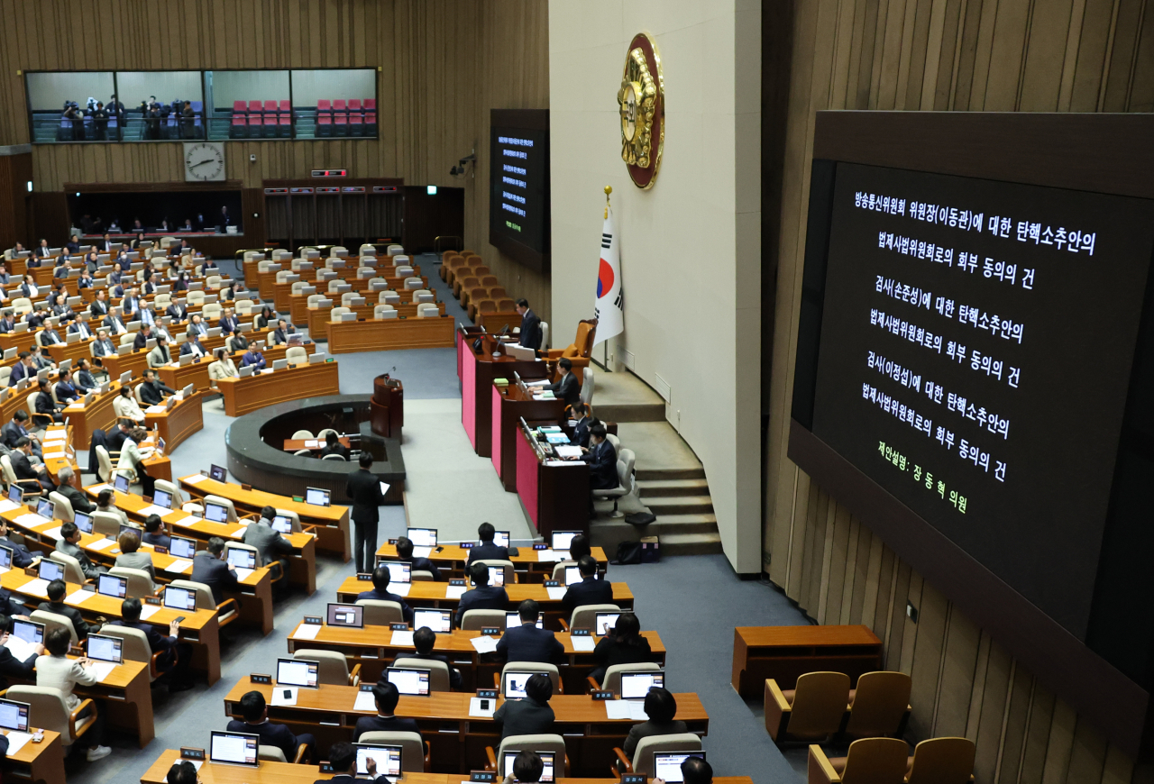 30일 국회 본회의에서 이동관 방통위원장 탄핵안 법사위 회부 동의 건 투표 결과가 나오고 있다. [연합]