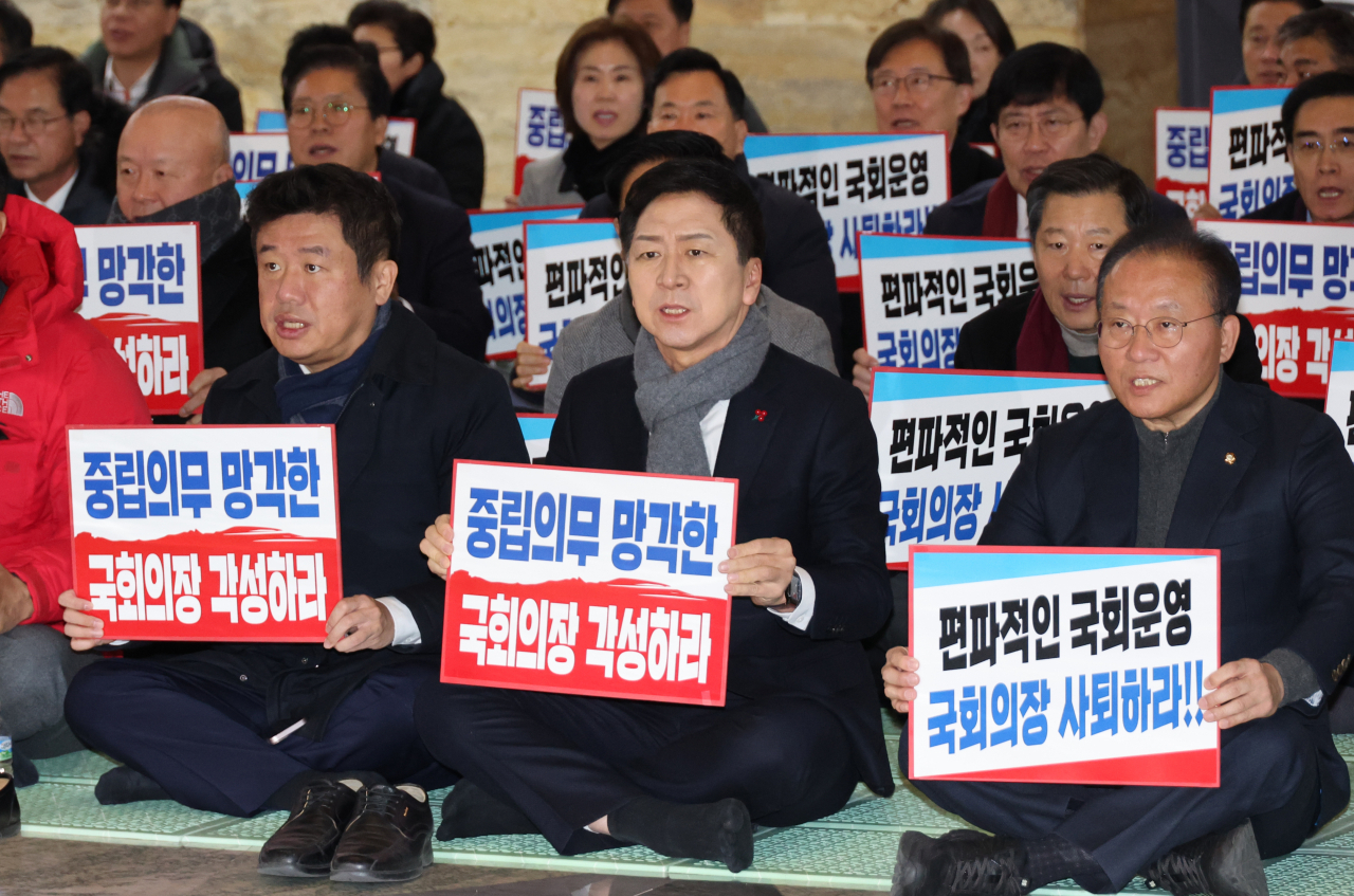 1일 국회 본회의장 앞에서 열린 국민의힘 비상 의원총회에서 김기현 대표 등이 구호를 외치고 있다. [연합]