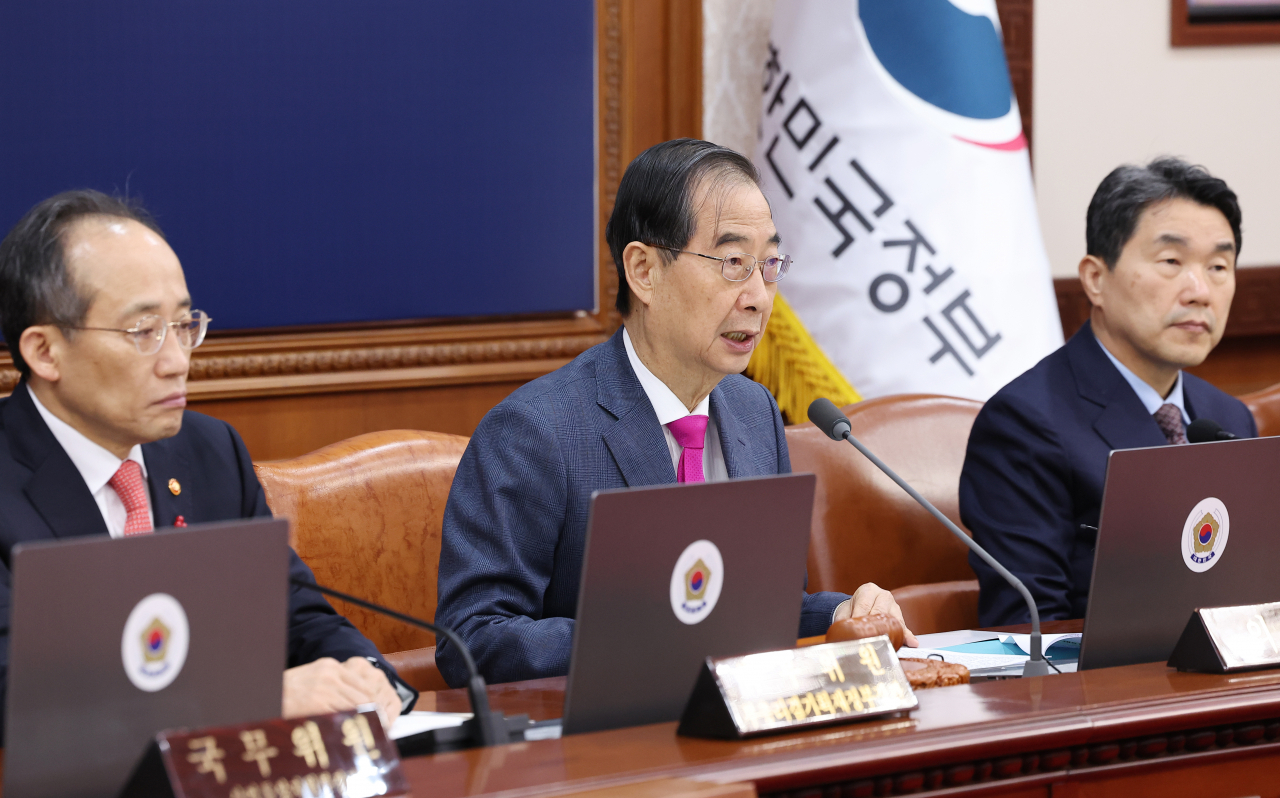 한덕수 국무총리가 1일 오전 노란봉투법'과 방송3법에 대한 재의요구안 등을 처리하기 위해 서울 종로구 정부서울청사에서 열린 임시국무회의에 참석해 발언하는 모습. [연합]