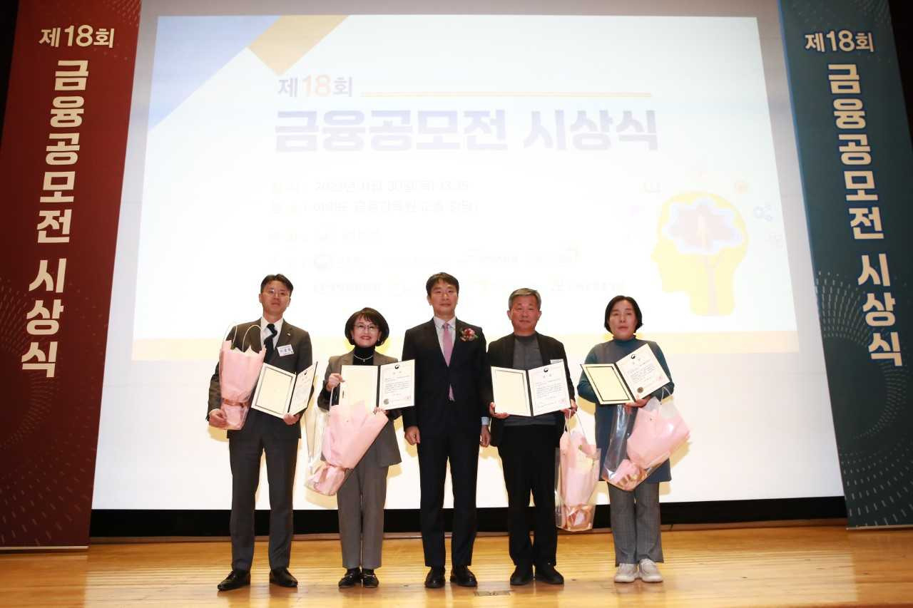 11월 30일 금융감독원 강당에서 열린 ‘제18회 금융공모전 시상식’에서 이복현 금융감독원장(가운데)과 미래에셋자산운용 이준용 대표이사 부회장(왼쪽 첫번째)이 기념촬영을 하고 있다. [미래에셋자산운용]