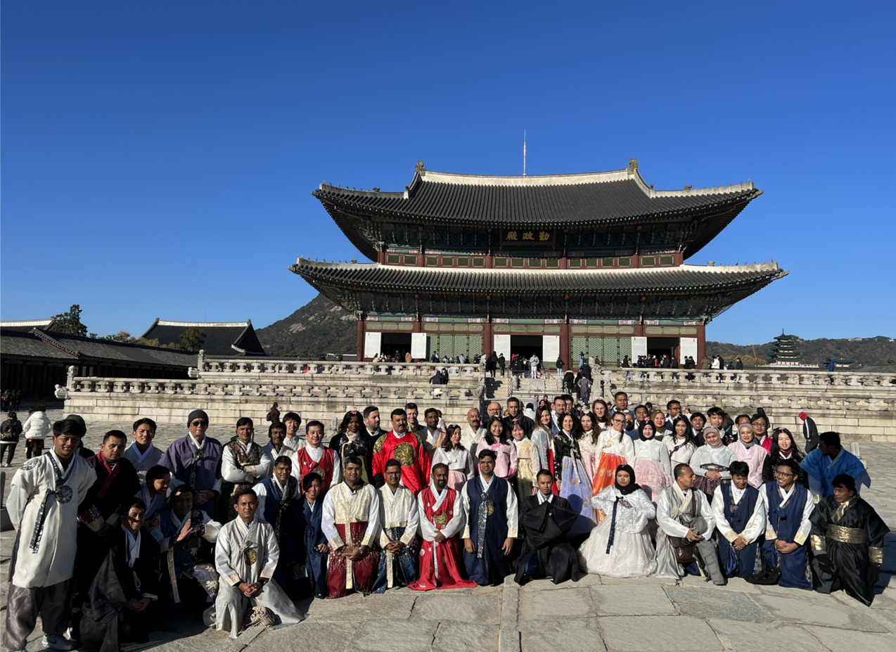 포스코그룹 Global P.A.L. 참석자들이 최근 경복궁을 방문하고 단체사진을 찍고 있다. [포스코 제공]