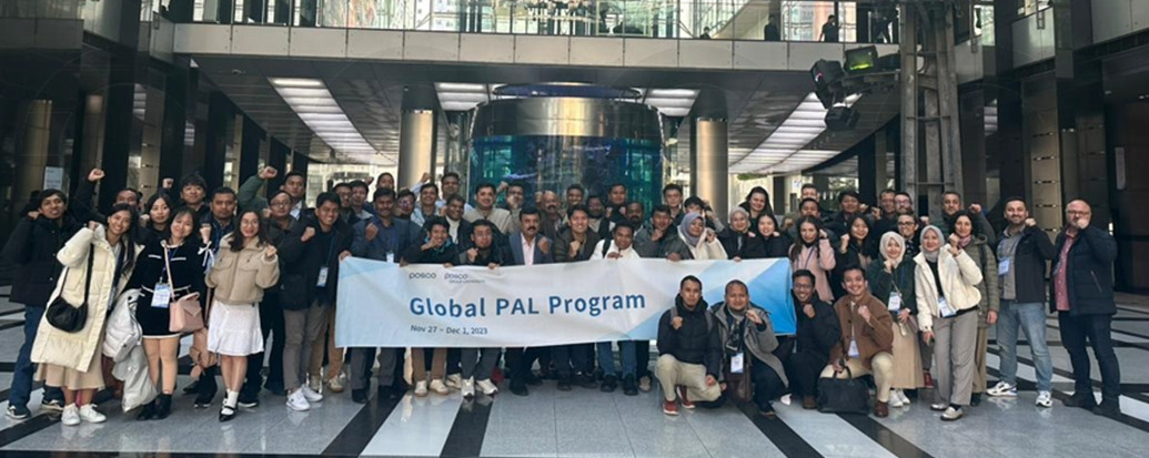 Global P.A.L. 1기 프로그램에 참여한 포스코그룹 해외법인 직원들이 기념사진을 촬영하고 있다. [포스코 제공]