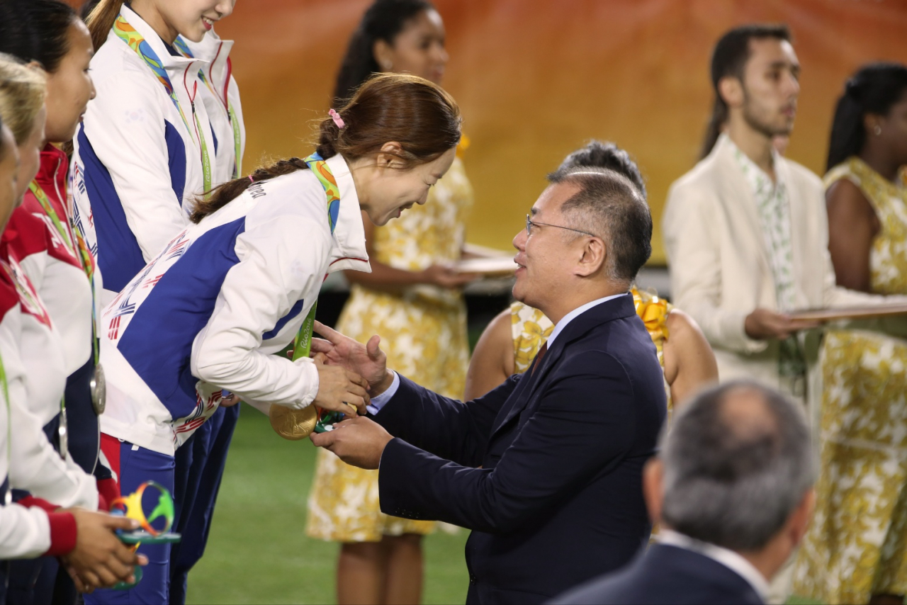 정의선 현대차그룹 회장(대한양궁협회장)이 2016년 8월 '2016 브라질 리우올림픽 여자 양궁 단체전 시상식'에 참석해 장혜진 선수에게 금메달을 수여하며 격려하고 있다. [대한양궁협회 제공]