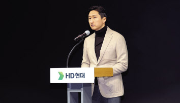 정기선 HD현대 부회장이 11월 30일 경기도 판교 글로벌R&D센터에서 개최된 ‘제2회 HD현대&SNU AI포럼’에서 개회사를 하고 있다. [HD현대 제공]