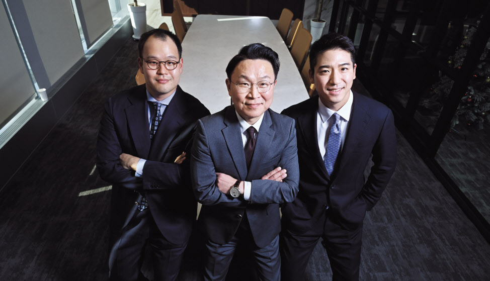 제네시스프라이빗에쿼티 김도원(왼쪽부터) 이사와 이유재 대표이사, 이성준 이사가 28일 서울 여의도 IFC 내 제네시스프라이빗에쿼티 사무실에서 헤럴드경제와 인터뷰에 앞서 사진촬영을 하고 있다. 임세준 기자